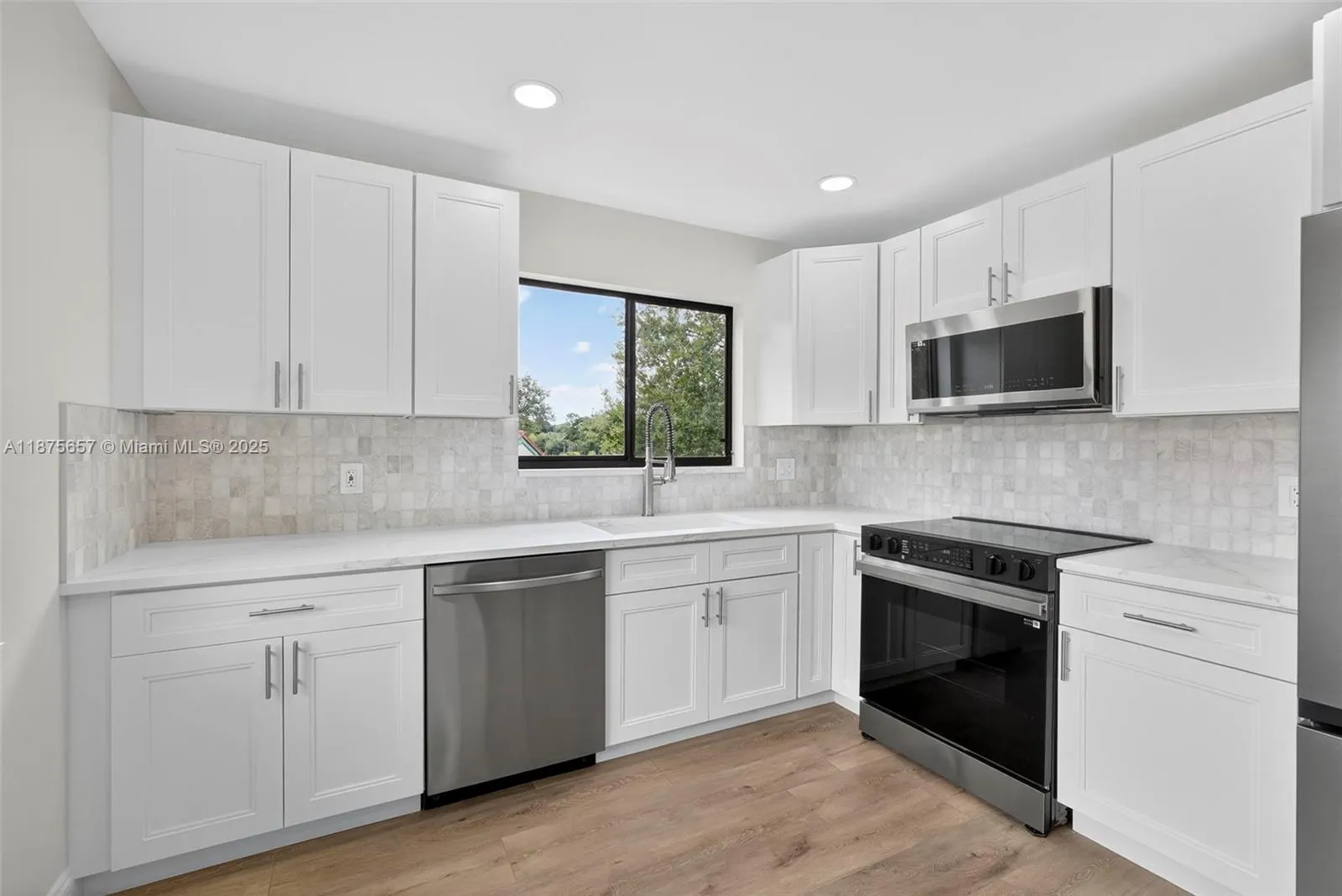 19 W Lexington Ln W, #E