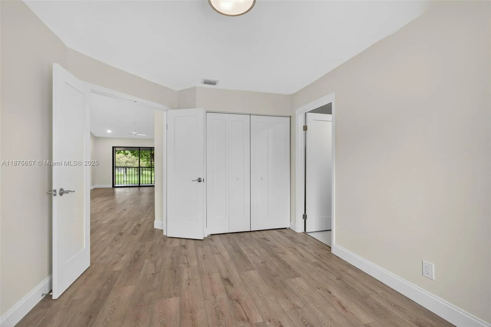 19 W Lexington Ln W, #E