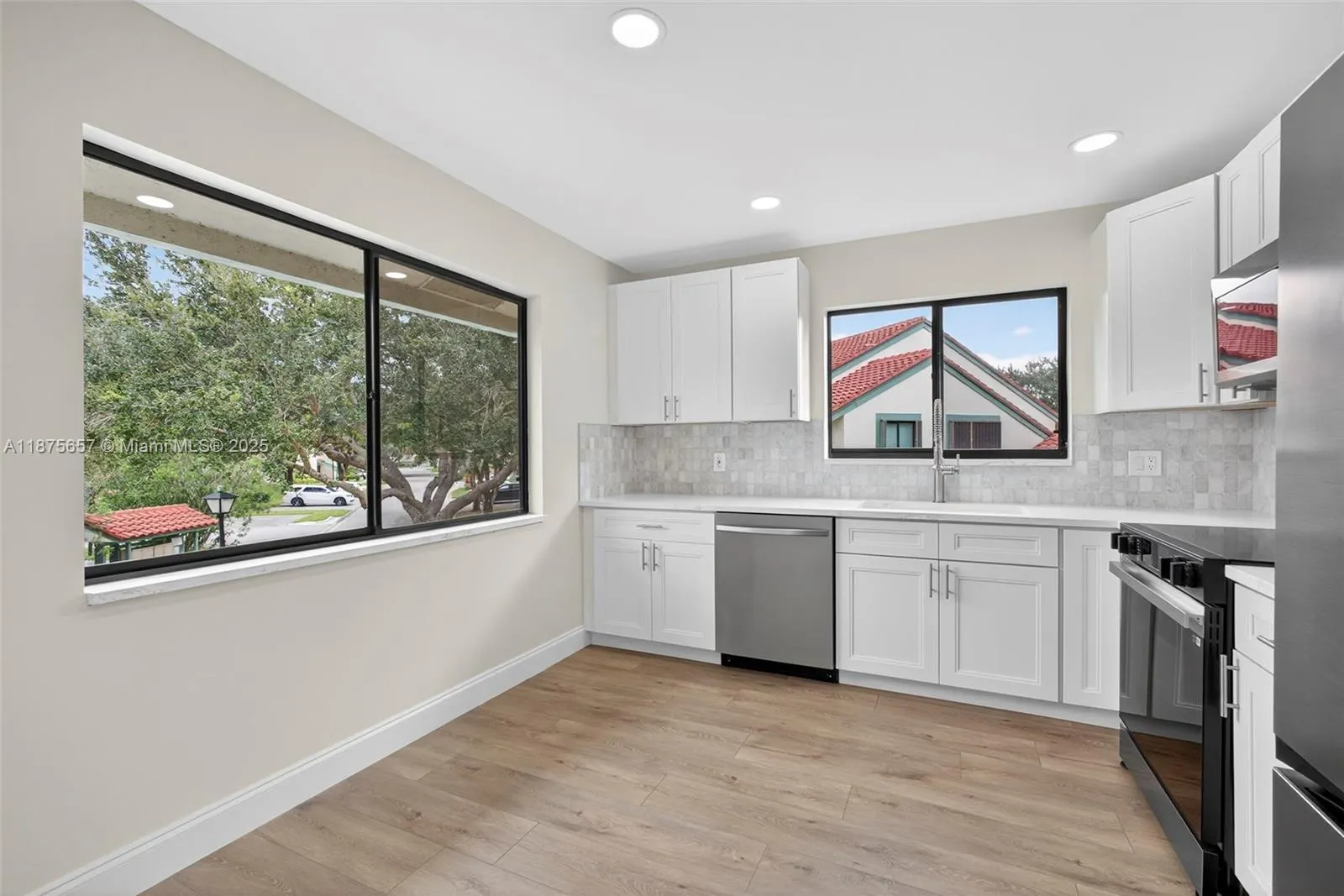 19 W Lexington Ln W, #E
