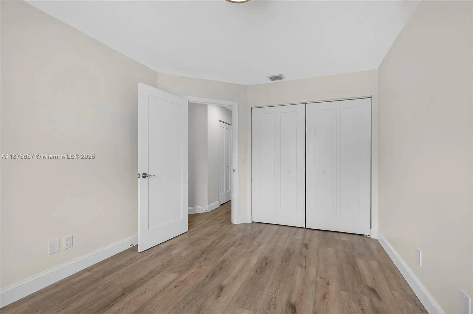 19 W Lexington Ln W, #E
