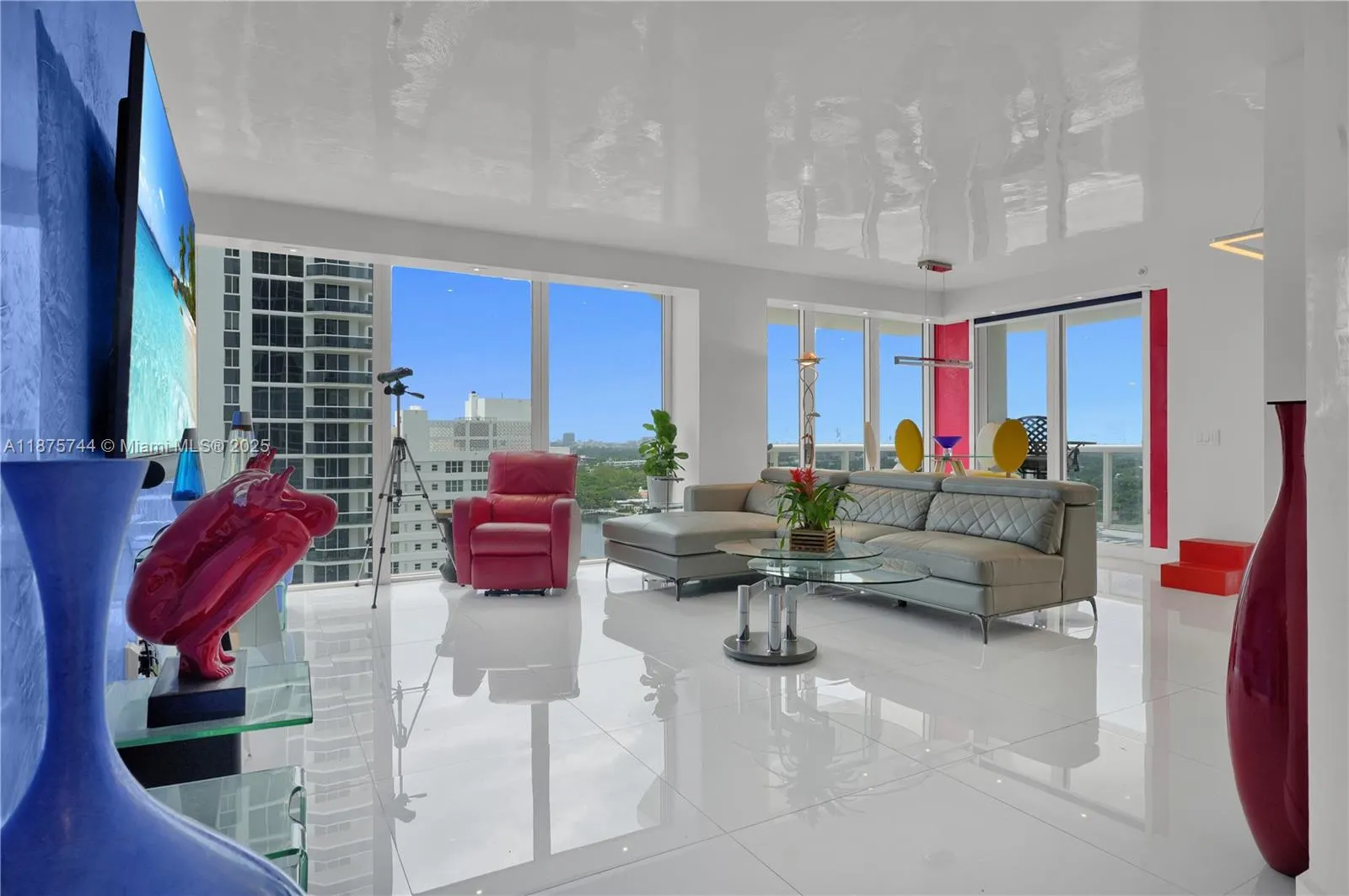 4779 Collins Ave, #1805