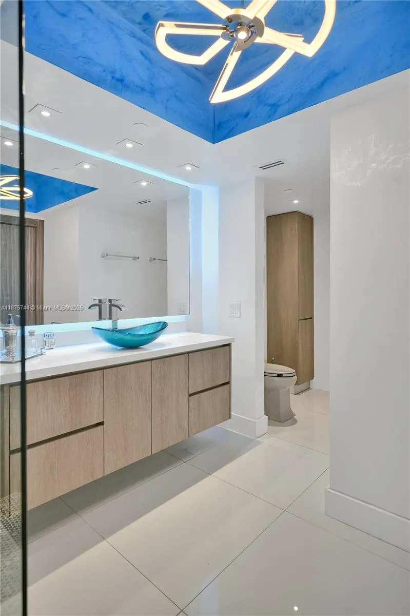 4779 Collins Ave, #1805