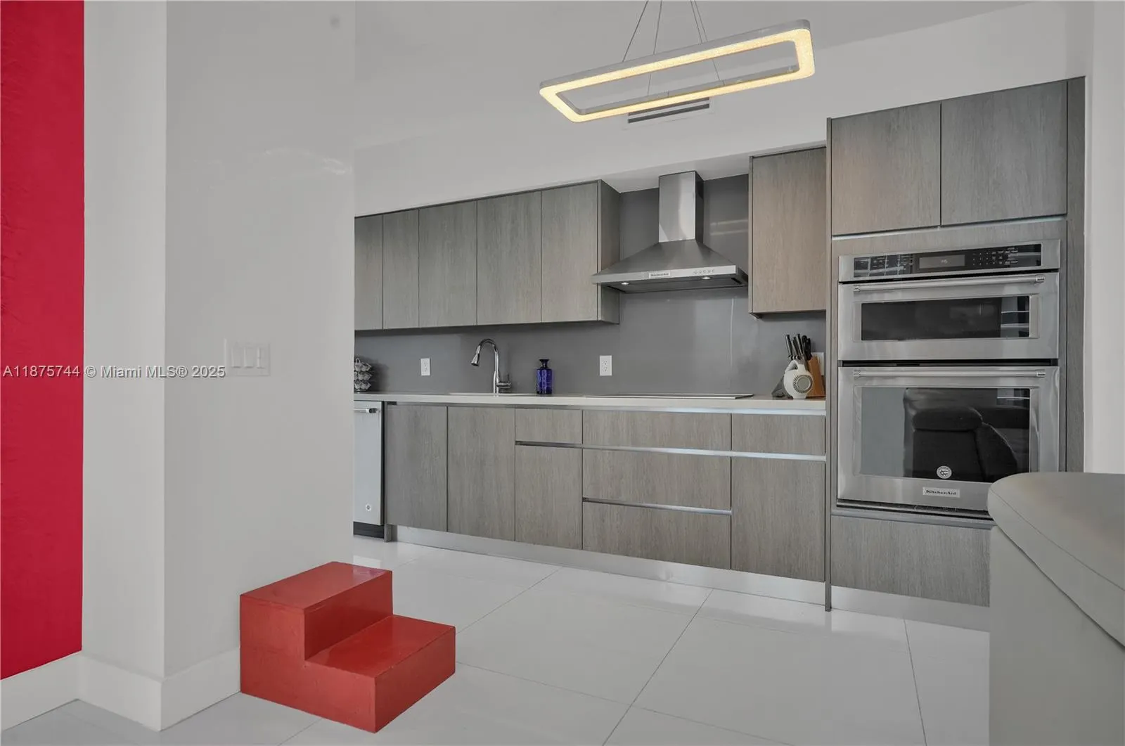 4779 Collins Ave, #1805