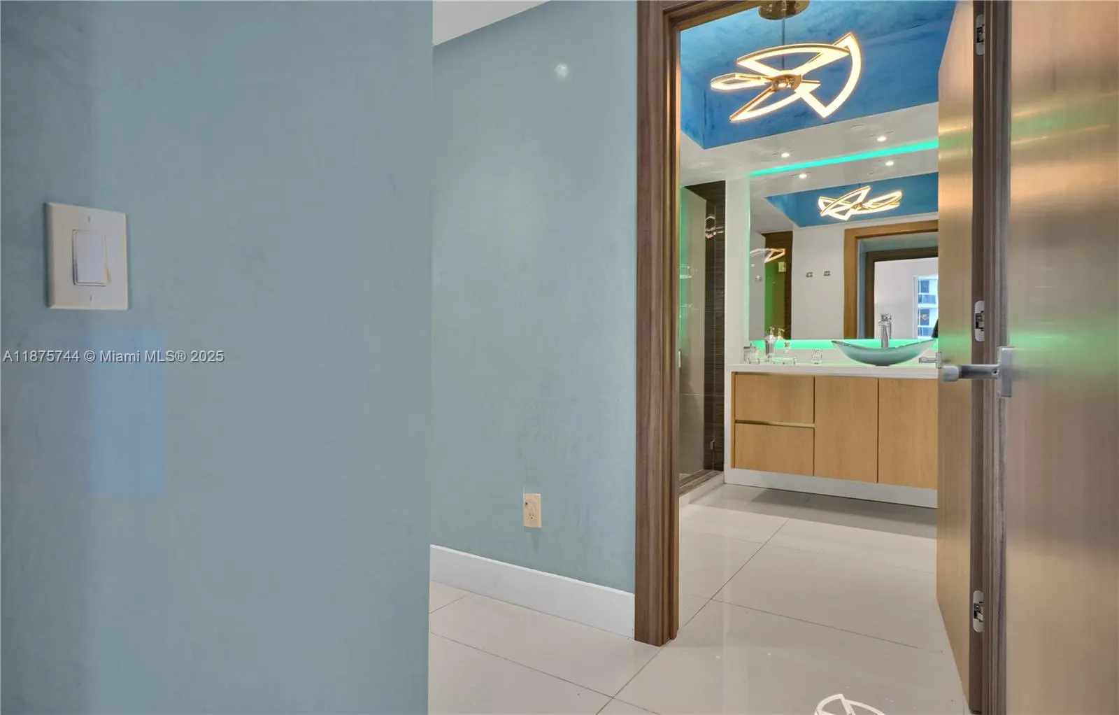 4779 Collins Ave, #1805