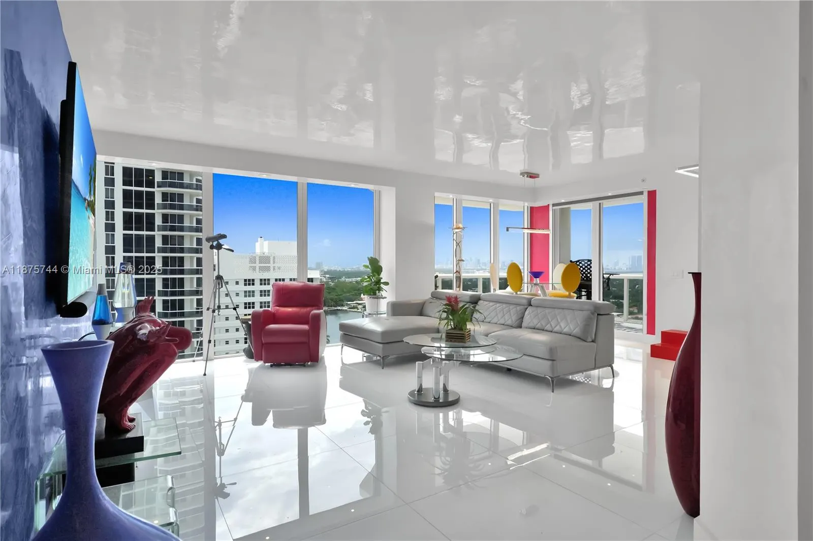 4779 Collins Ave, #1805
