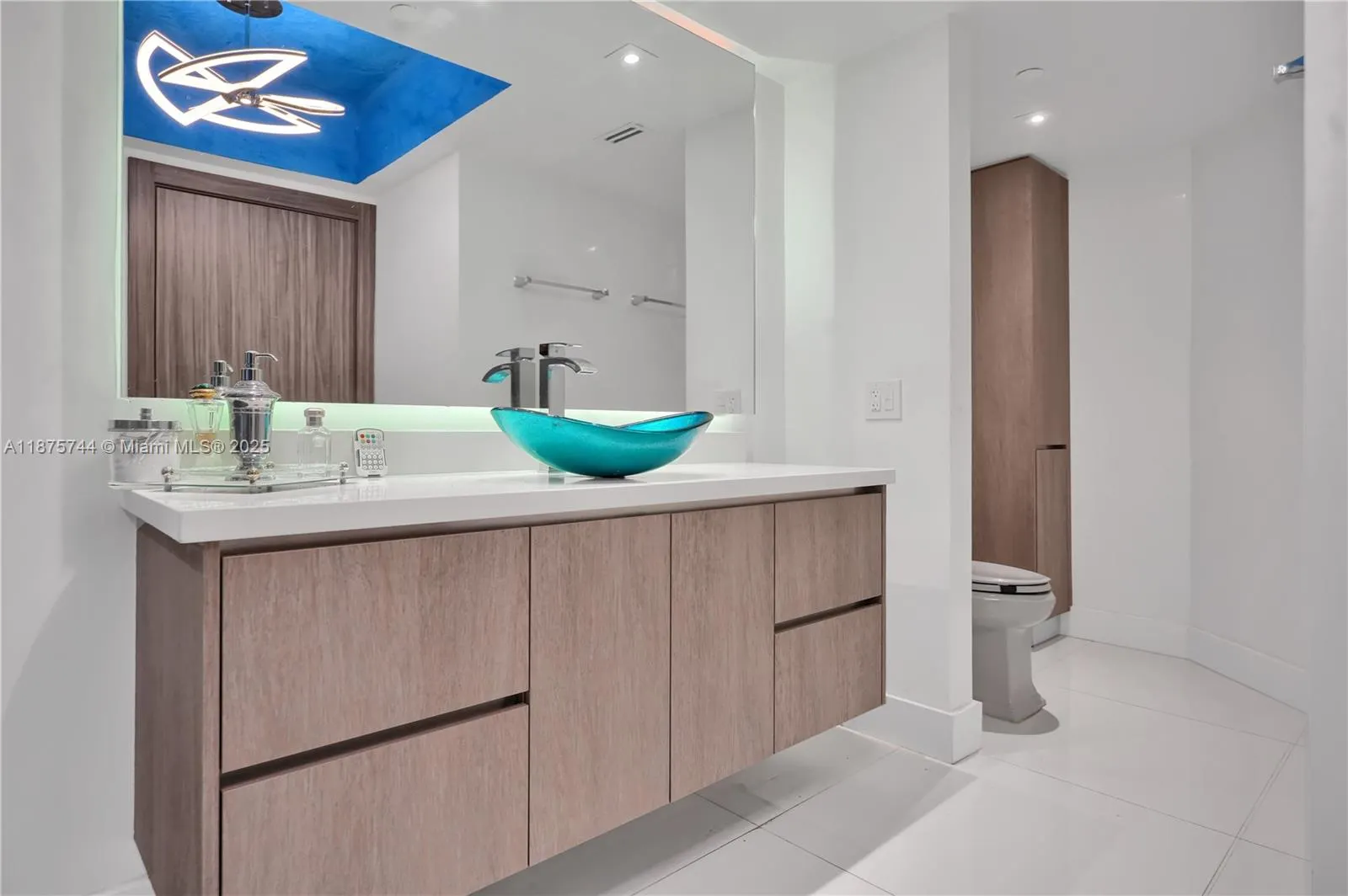 4779 Collins Ave, #1805