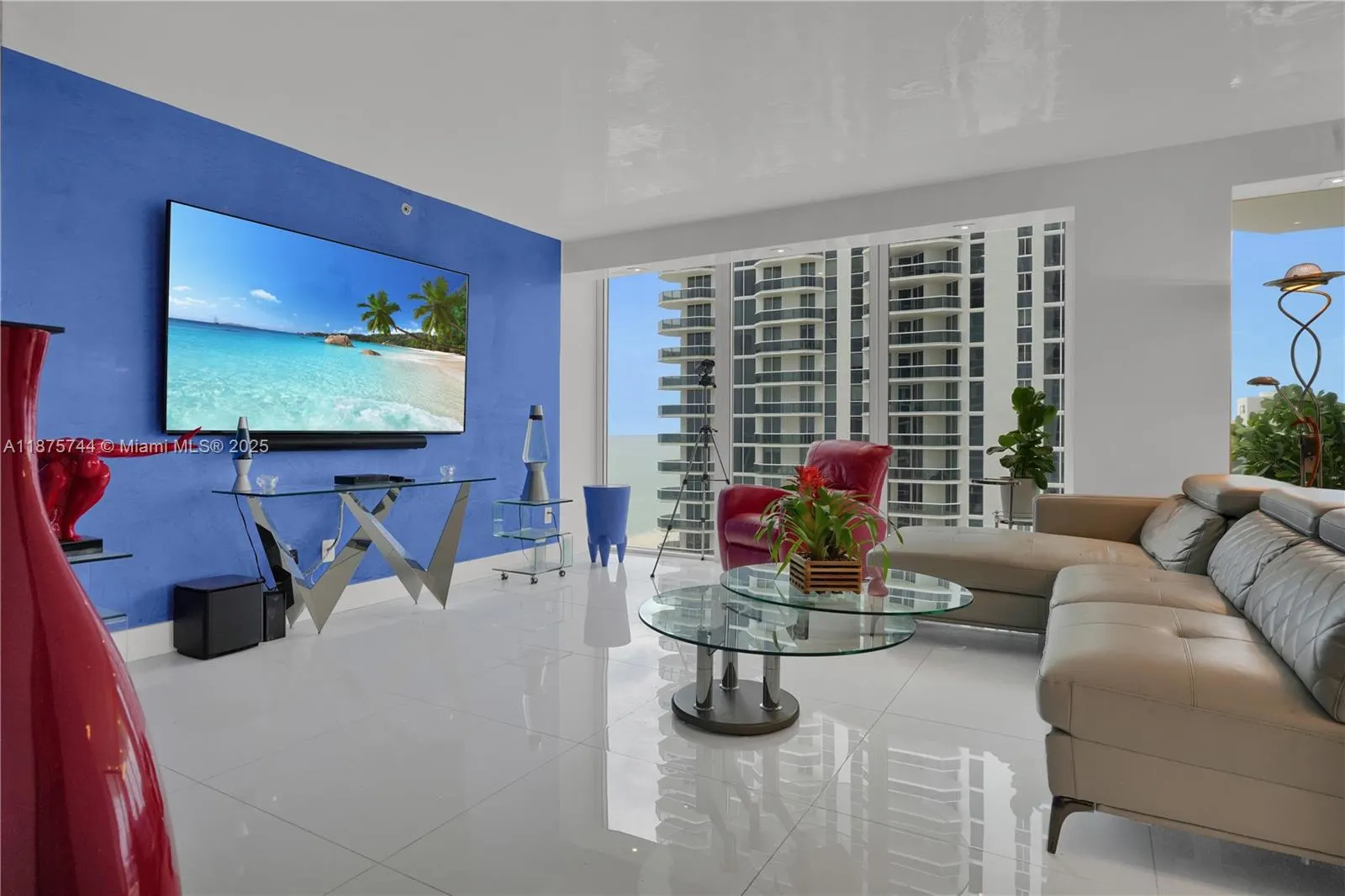 4779 Collins Ave, #1805