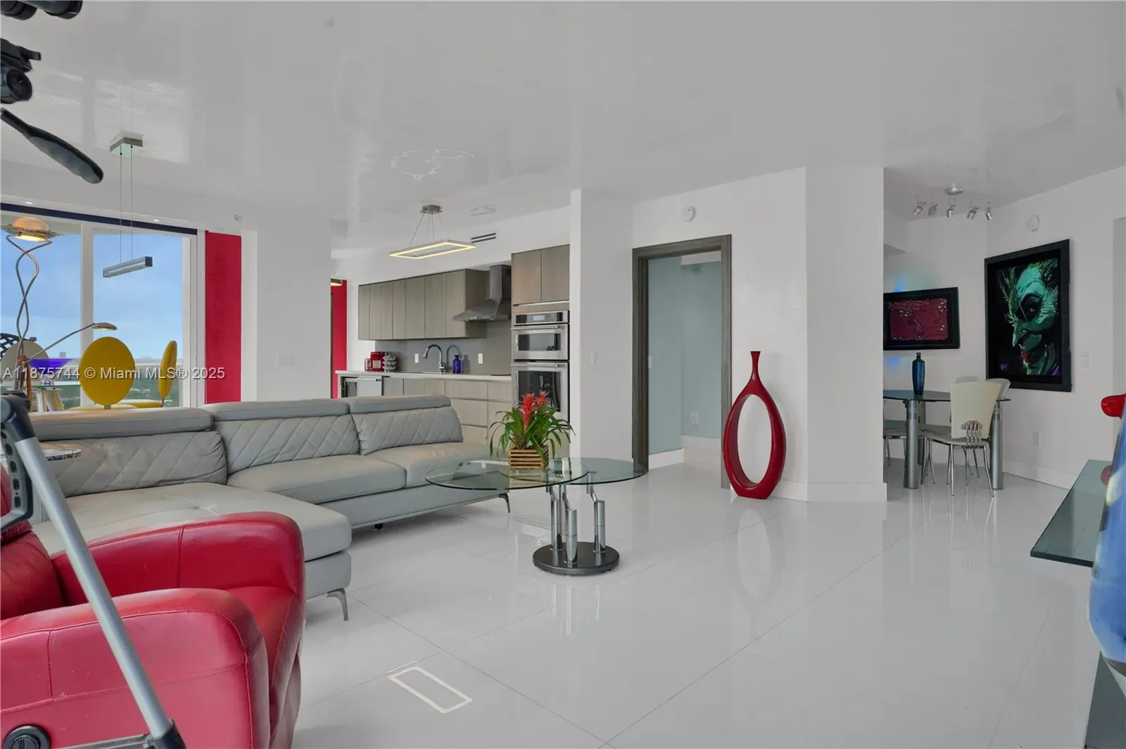 4779 Collins Ave, #1805