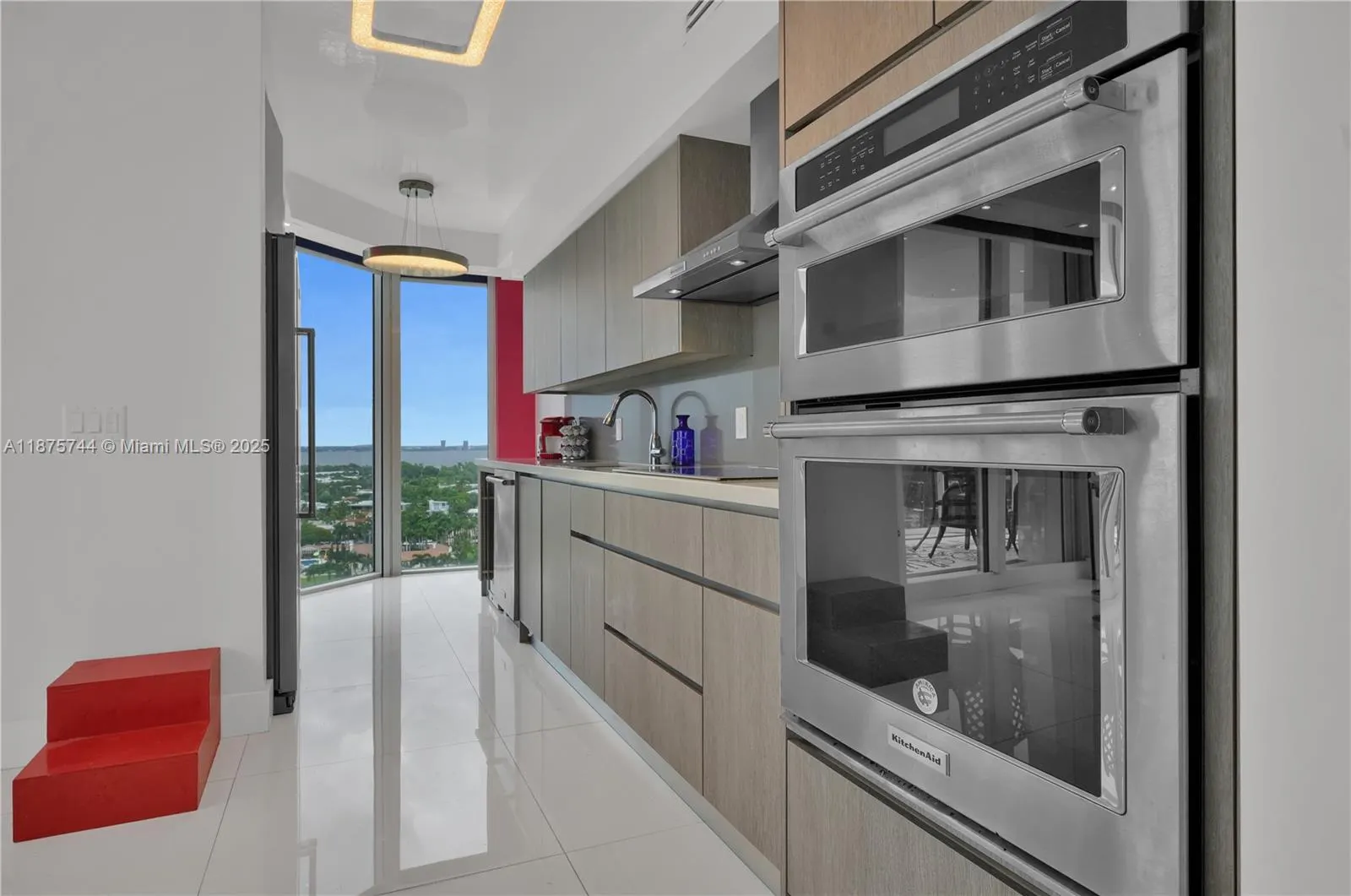 4779 Collins Ave, #1805