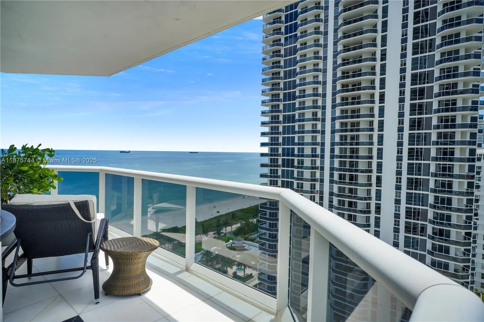 4779 Collins Ave, #1805