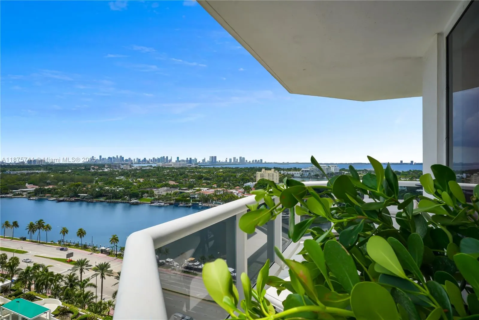 4779 Collins Ave, #1805