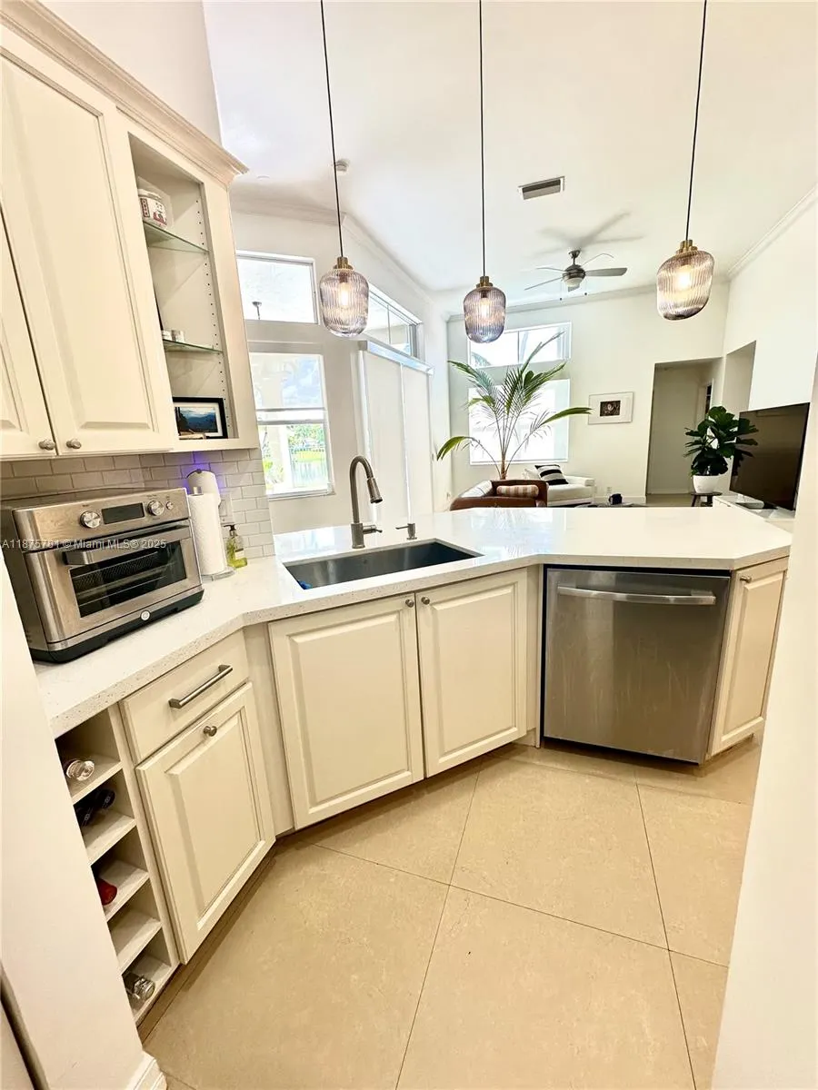 656 Verona Pl