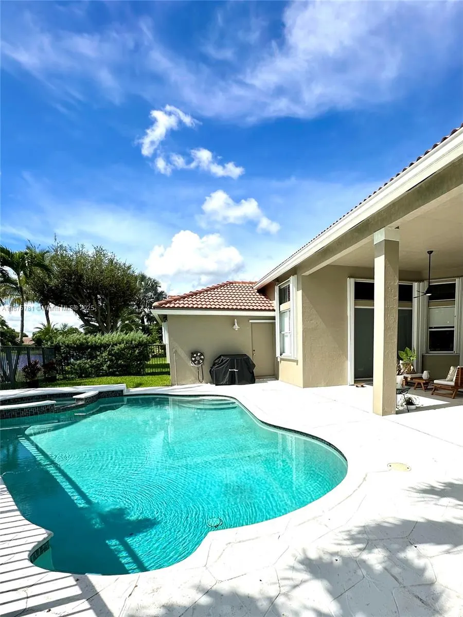 656 Verona Pl