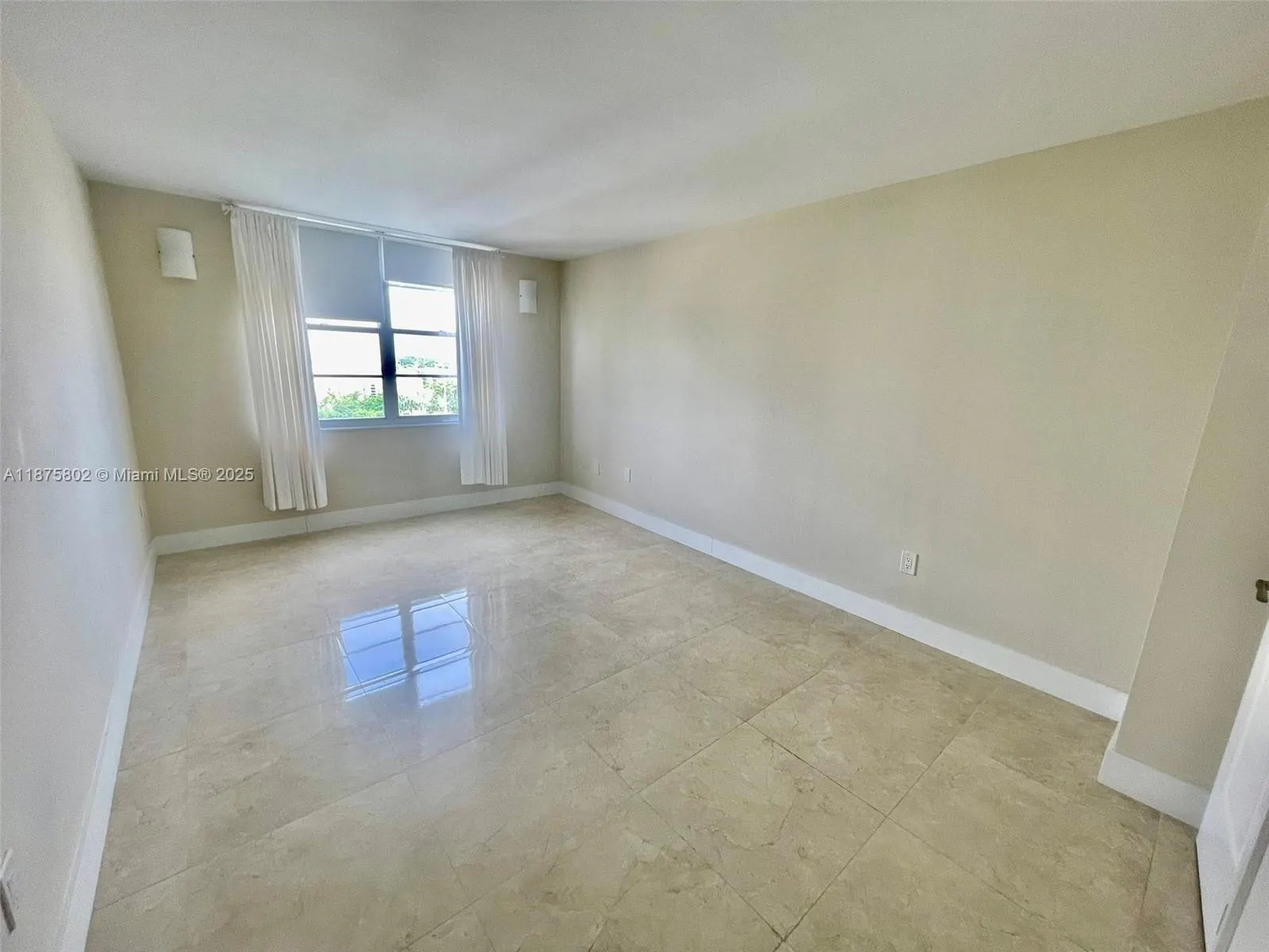 2851 NE 183rd St, #802E