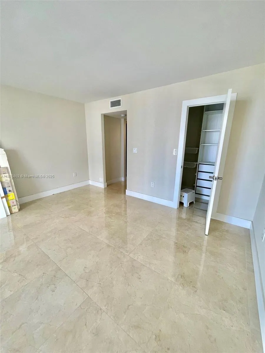 2851 NE 183rd St, #802E