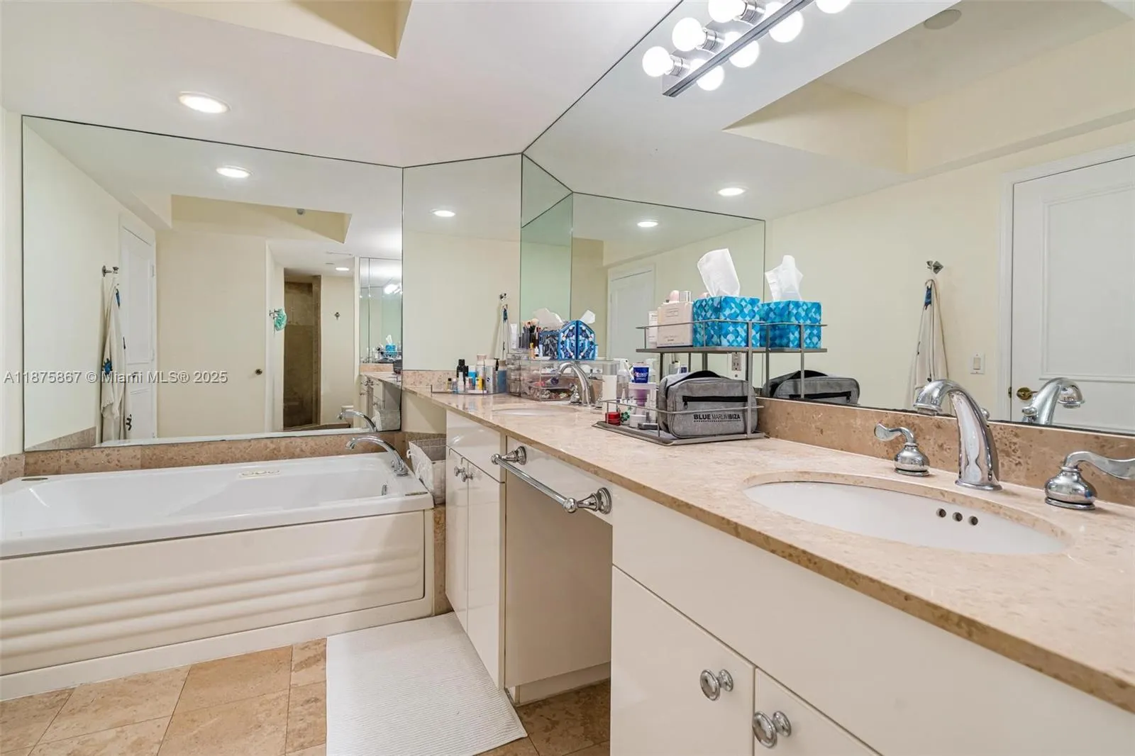 4779 Collins Ave, #2305