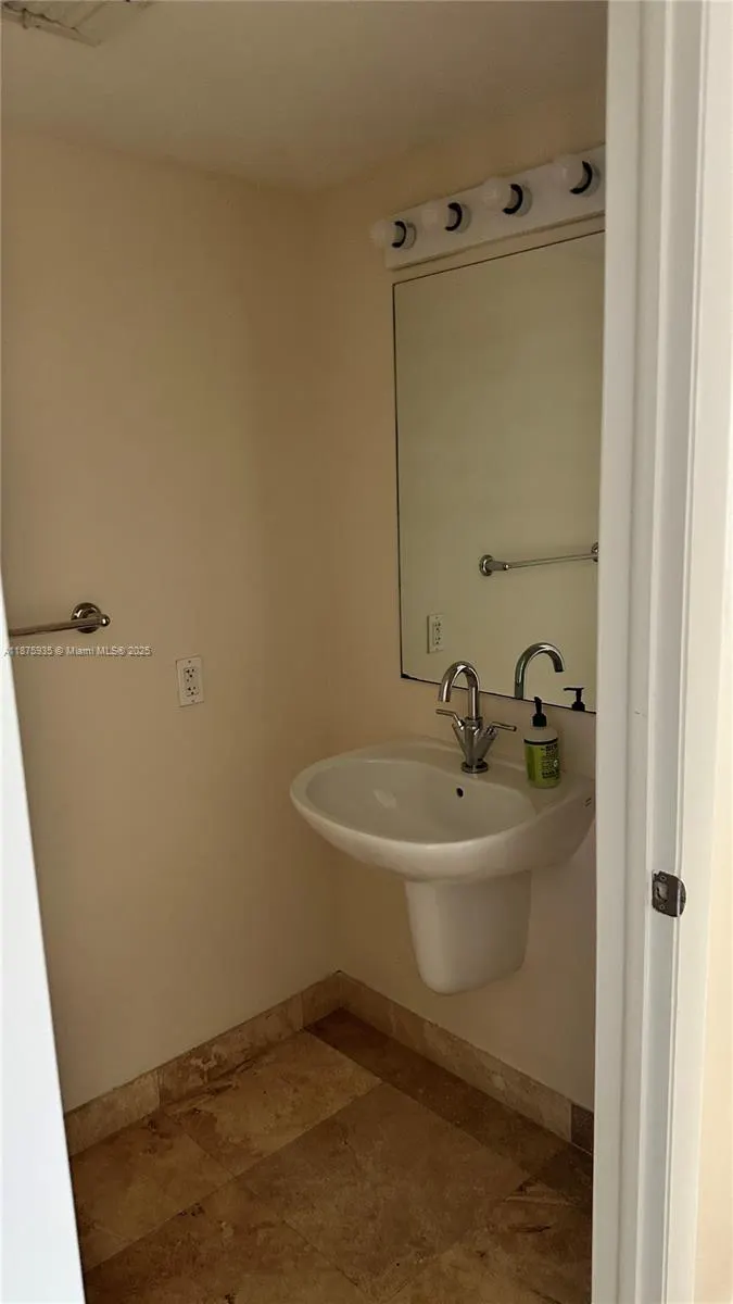41 SE 5th St, #1915