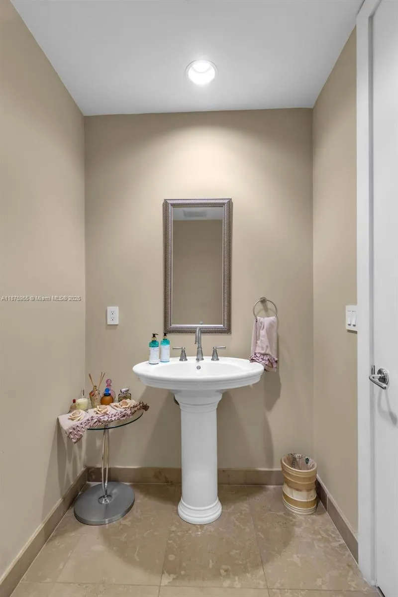 5959 Collins Ave, #804