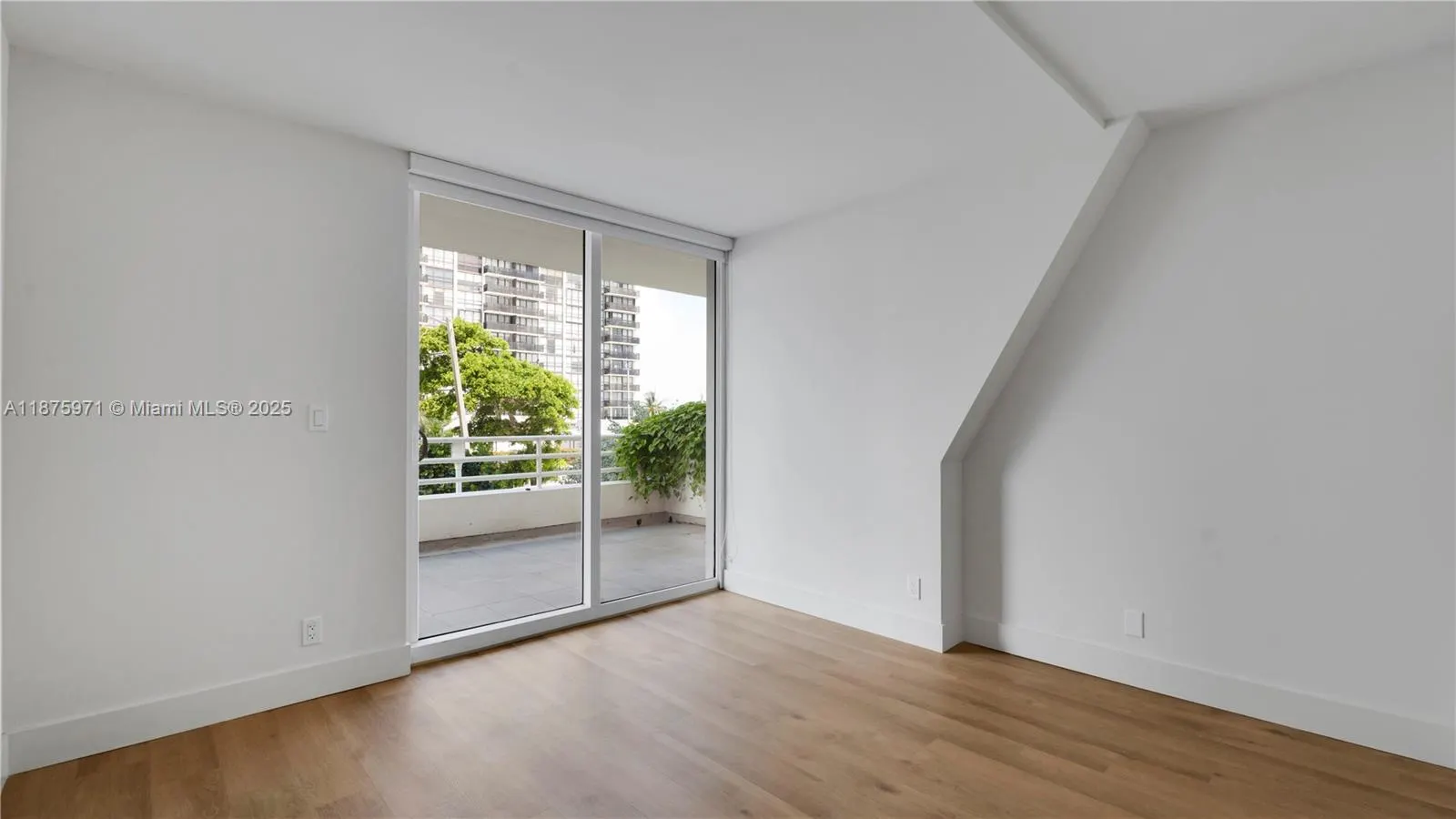 555 NE 34th St, #504
