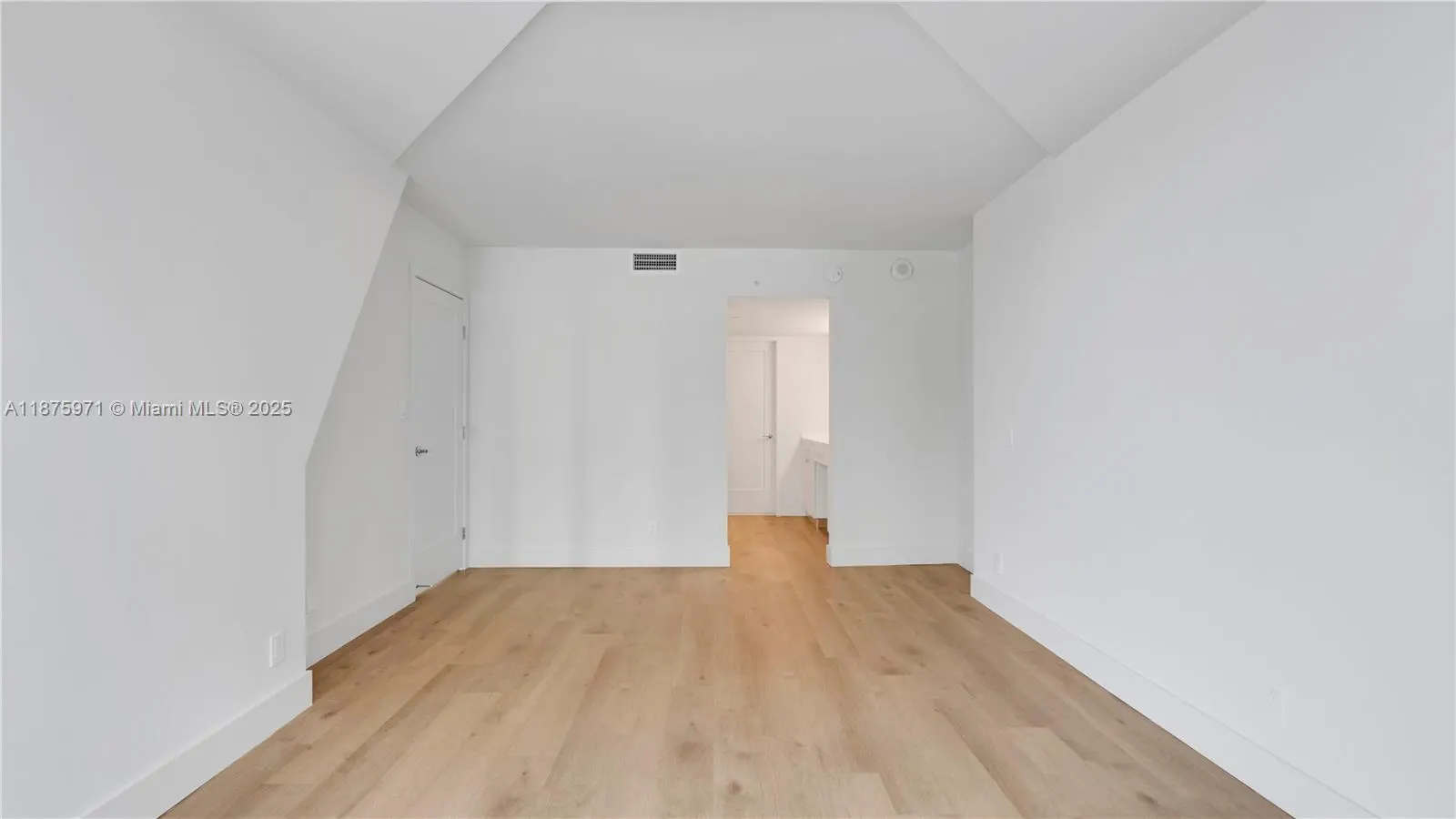 555 NE 34th St, #504