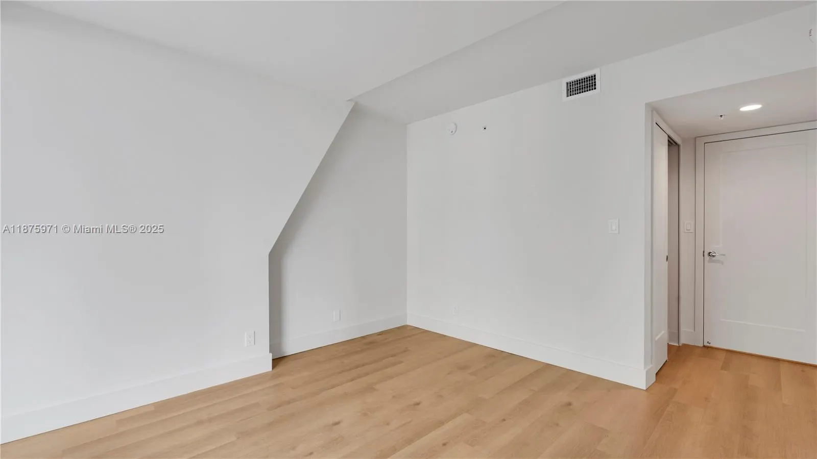 555 NE 34th St, #504