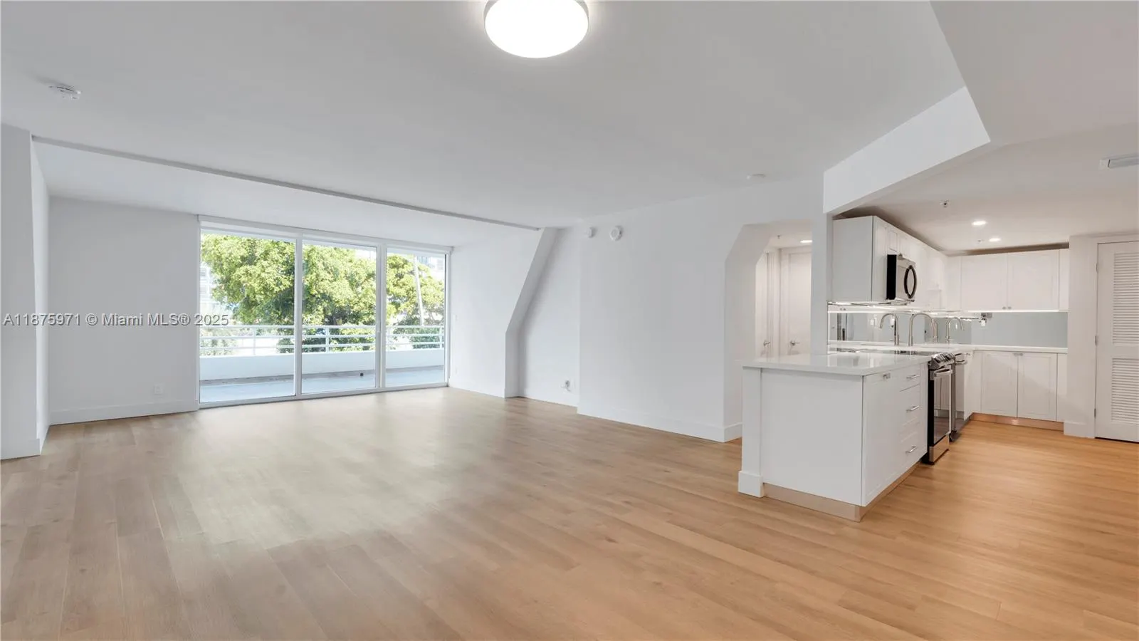 555 NE 34th St, #504