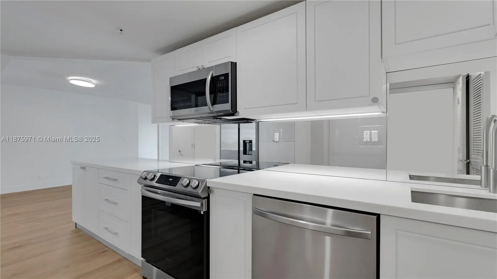 555 NE 34th St, #504
