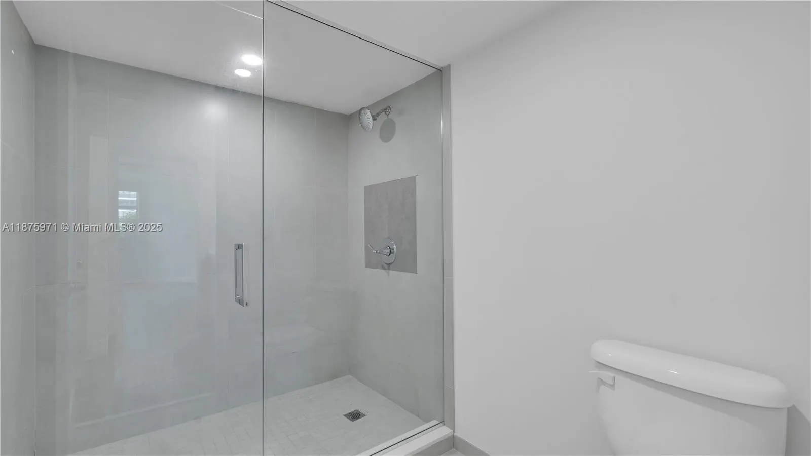 555 NE 34th St, #504