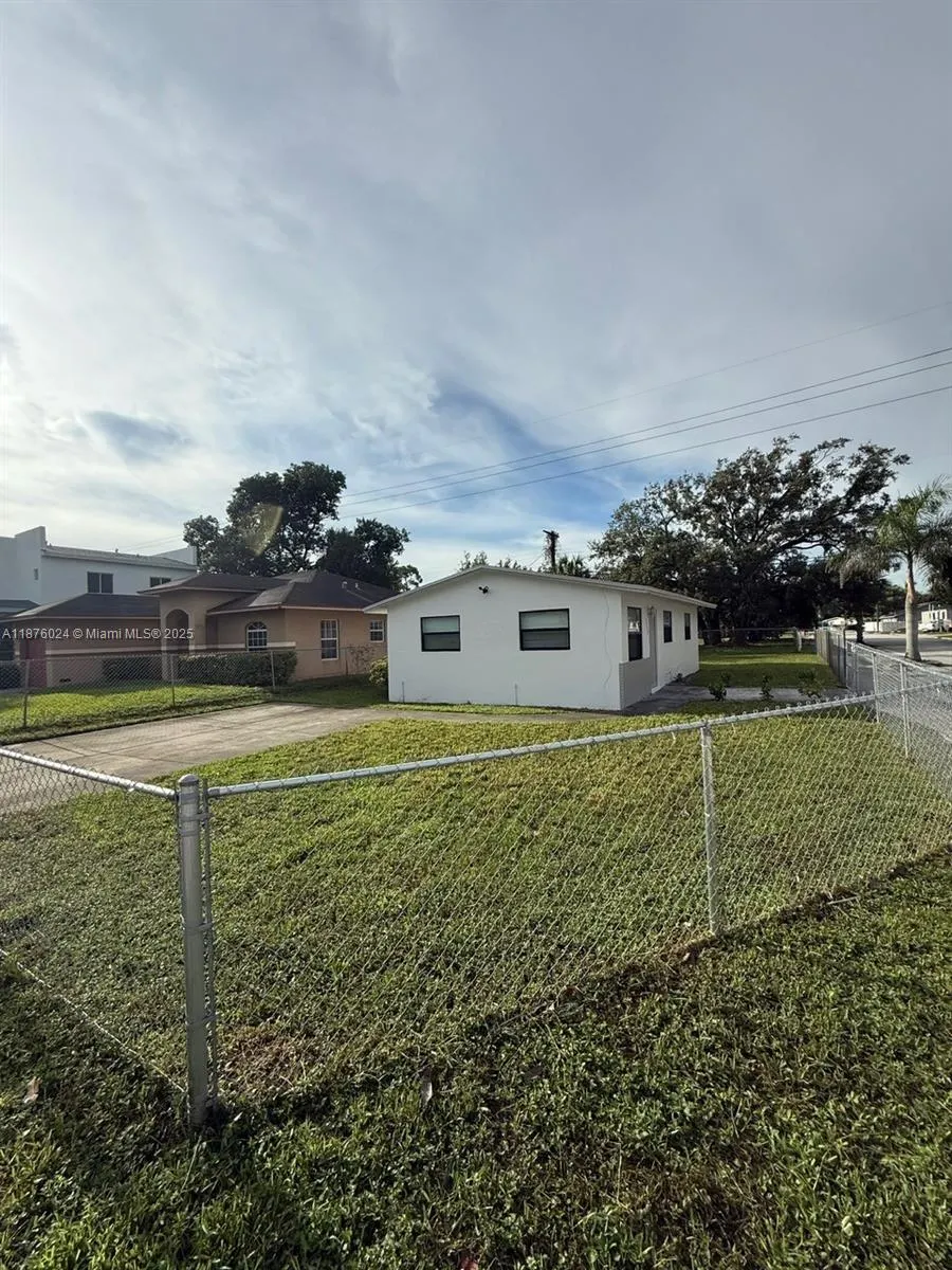 2798 NW 9th Pl