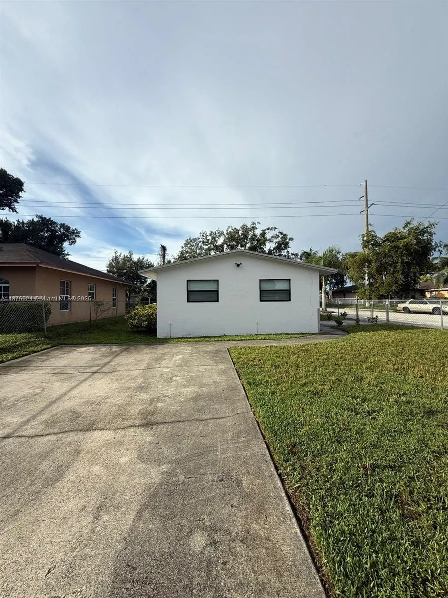 2798 NW 9th Pl