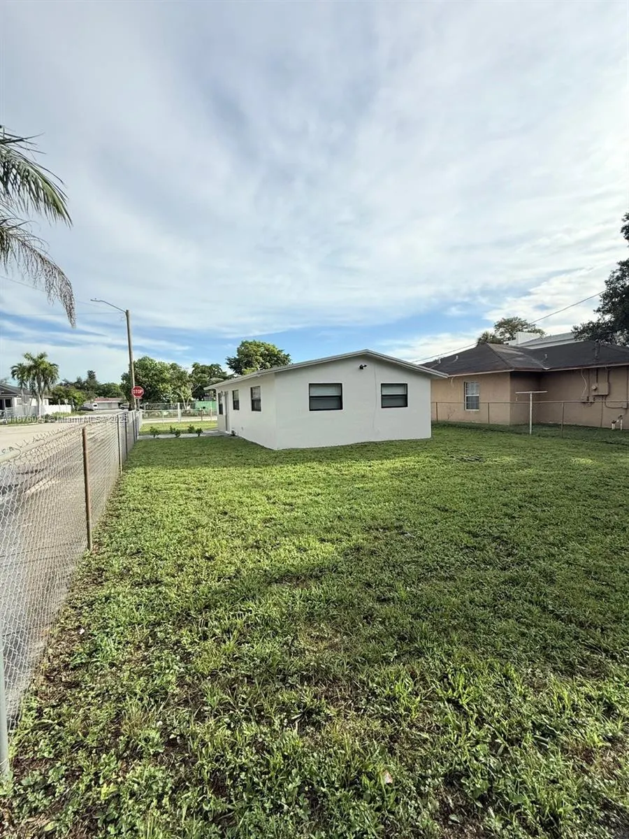 2798 NW 9th Pl