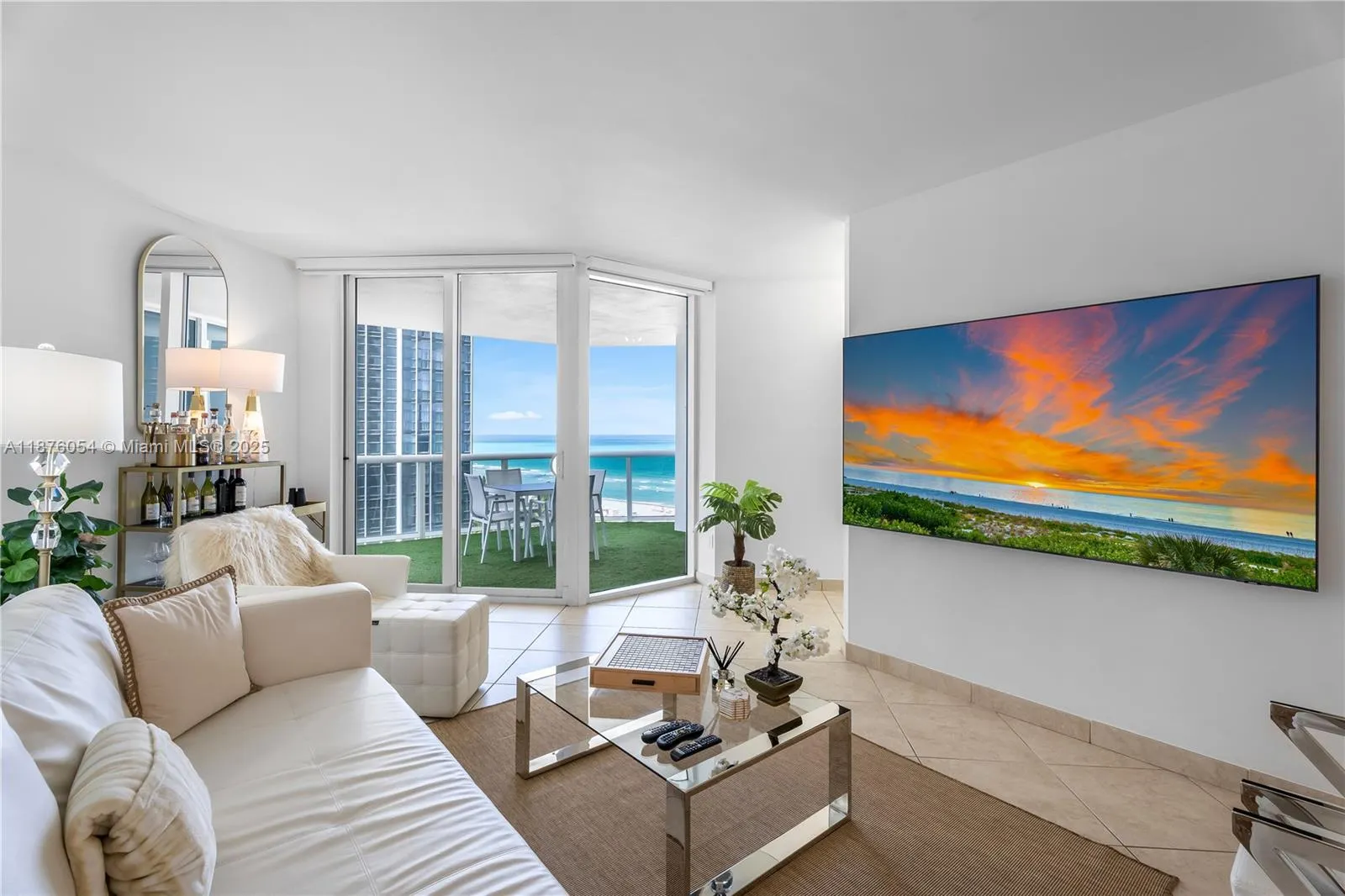 4779 Collins Ave, #1008