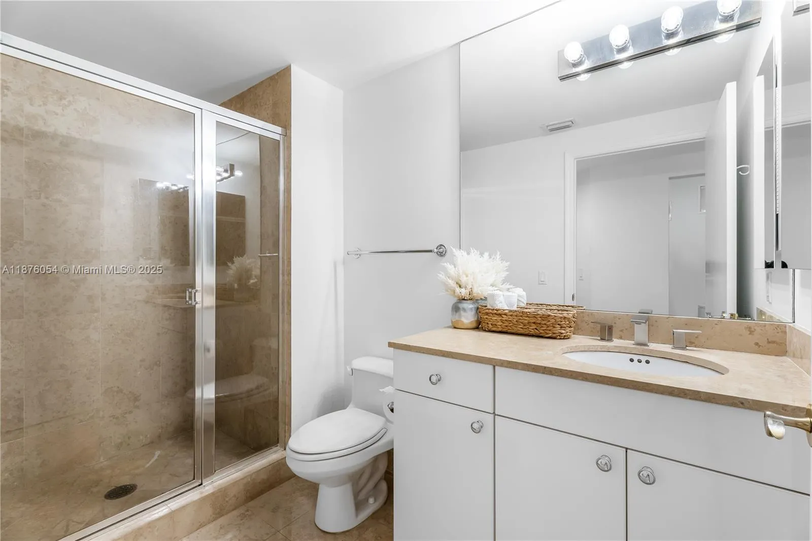 4779 Collins Ave, #1008