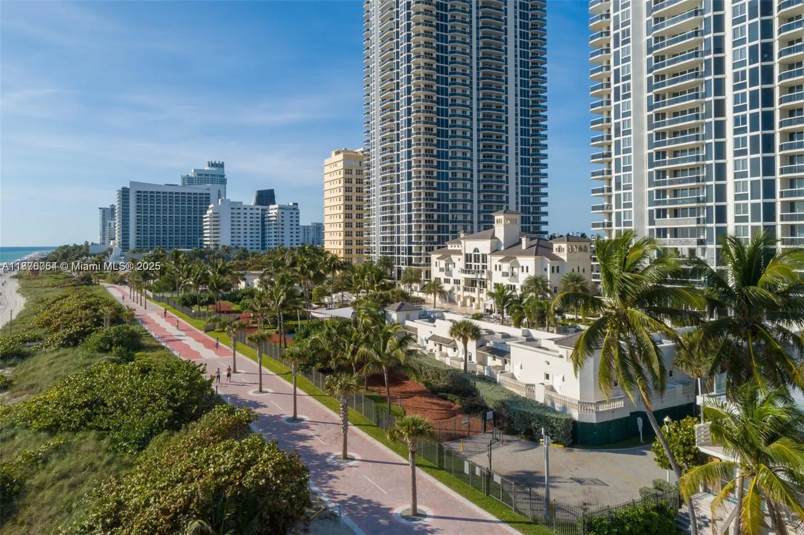4779 Collins Ave, #1008