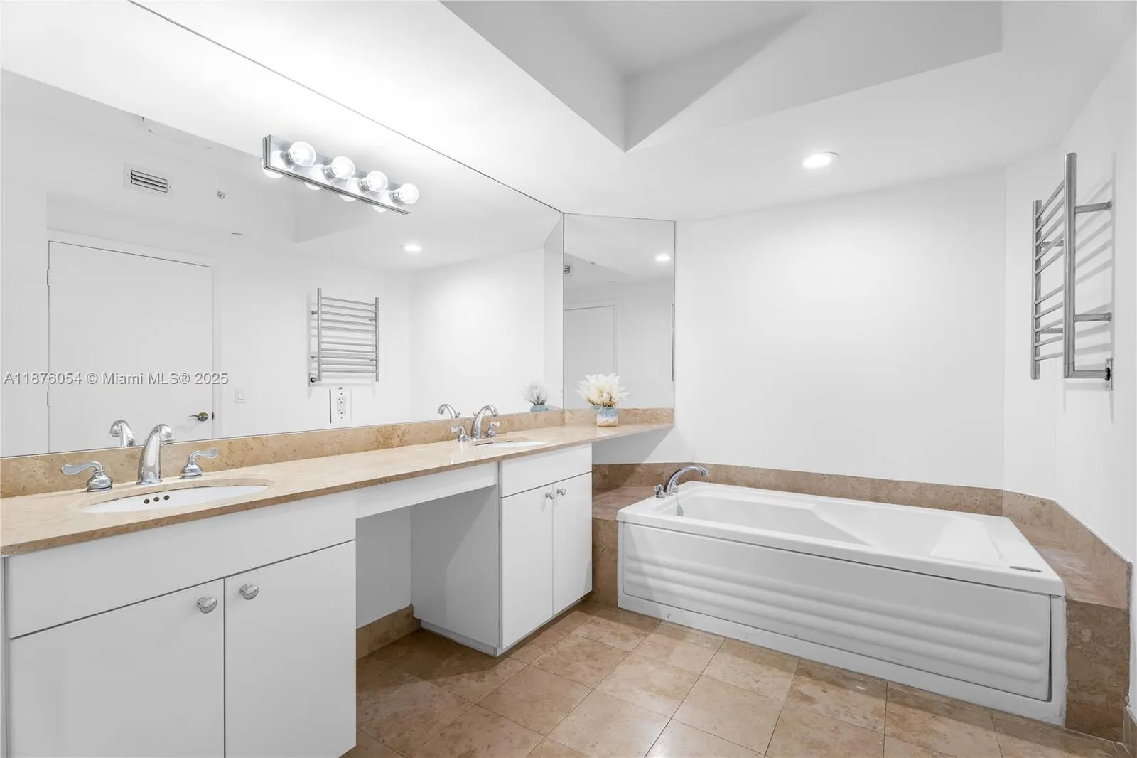 4779 Collins Ave, #1008
