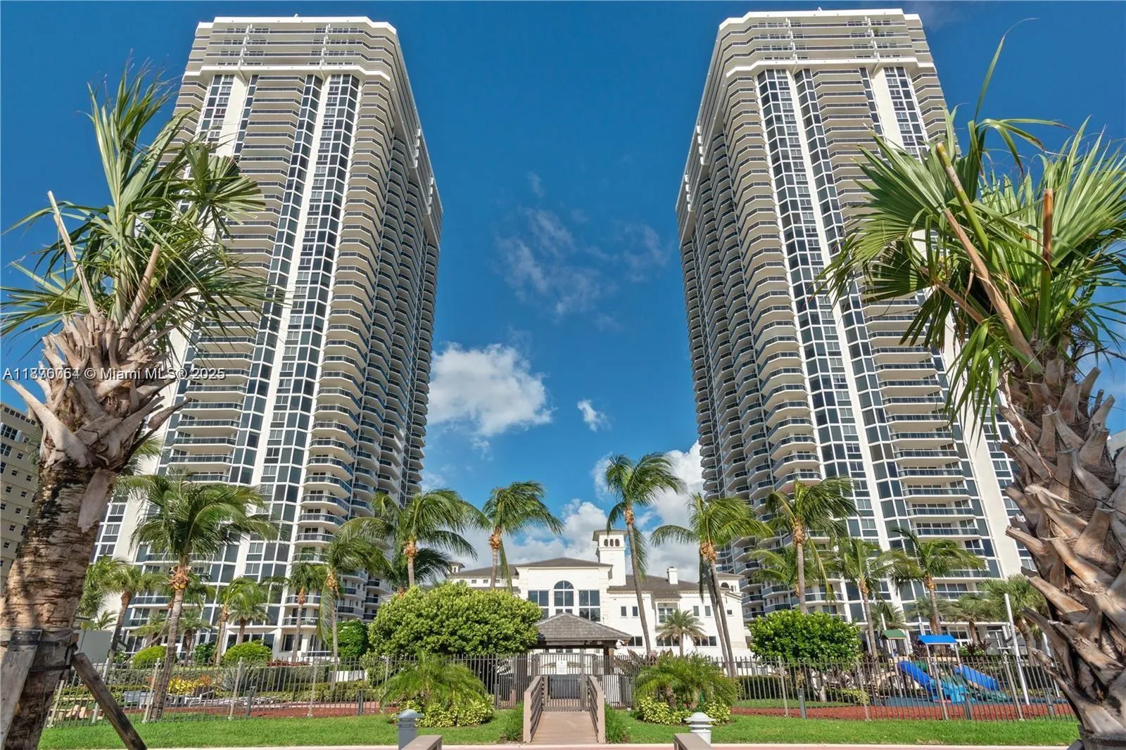 4779 Collins Ave, #1008