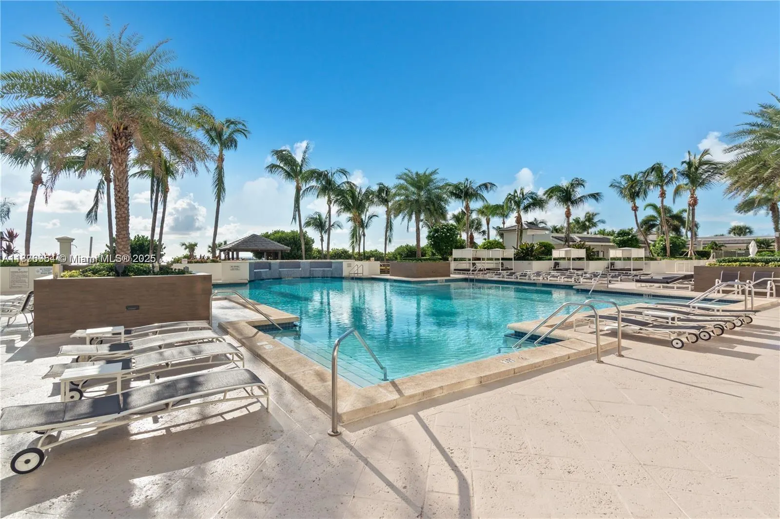 4779 Collins Ave, #1008
