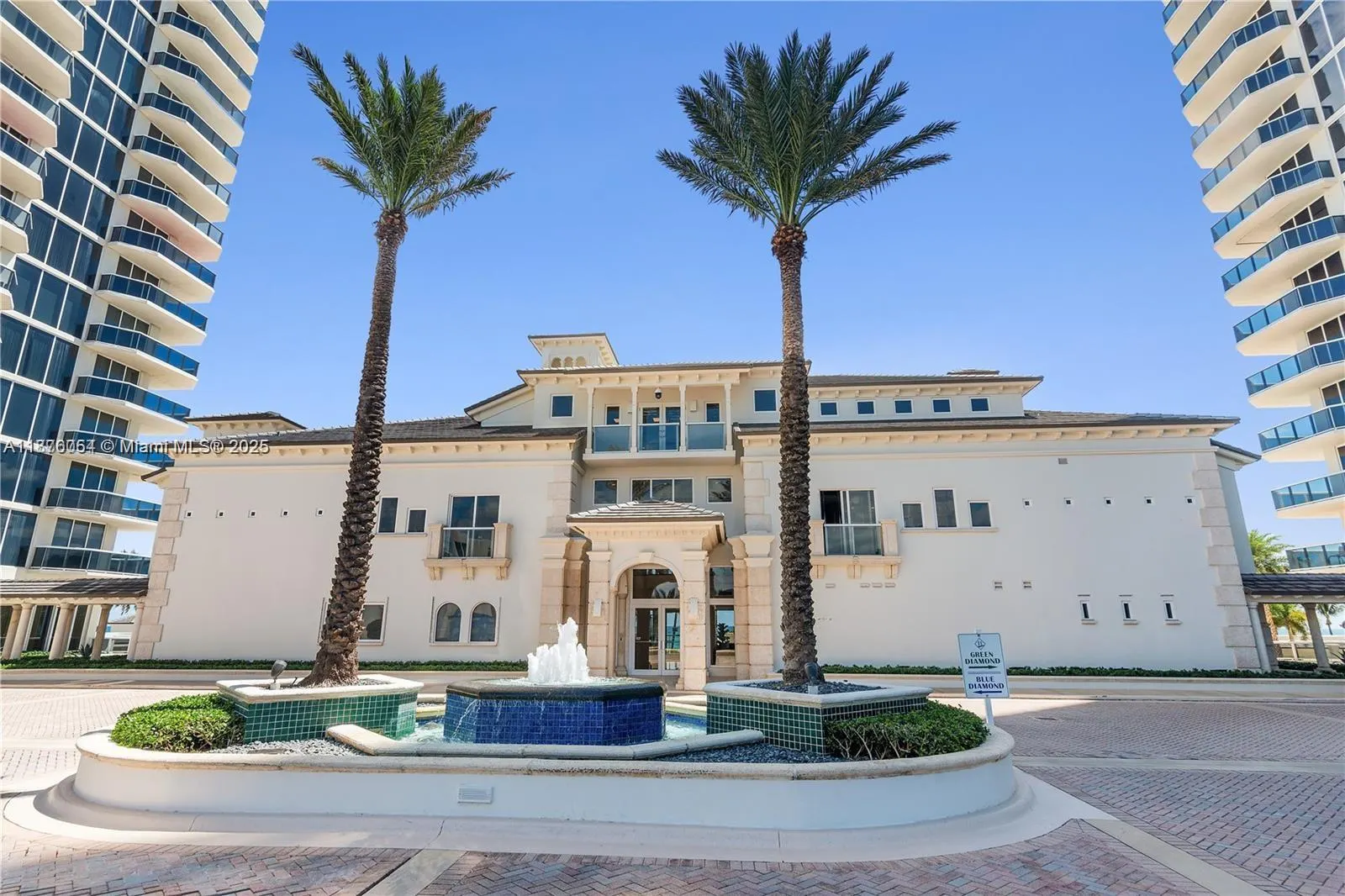 4779 Collins Ave, #1008