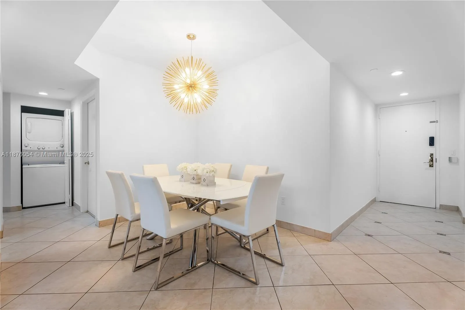 4779 Collins Ave, #1008