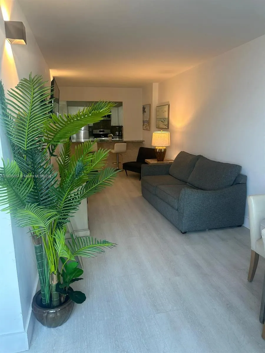 2301 Collins Ave, #632
