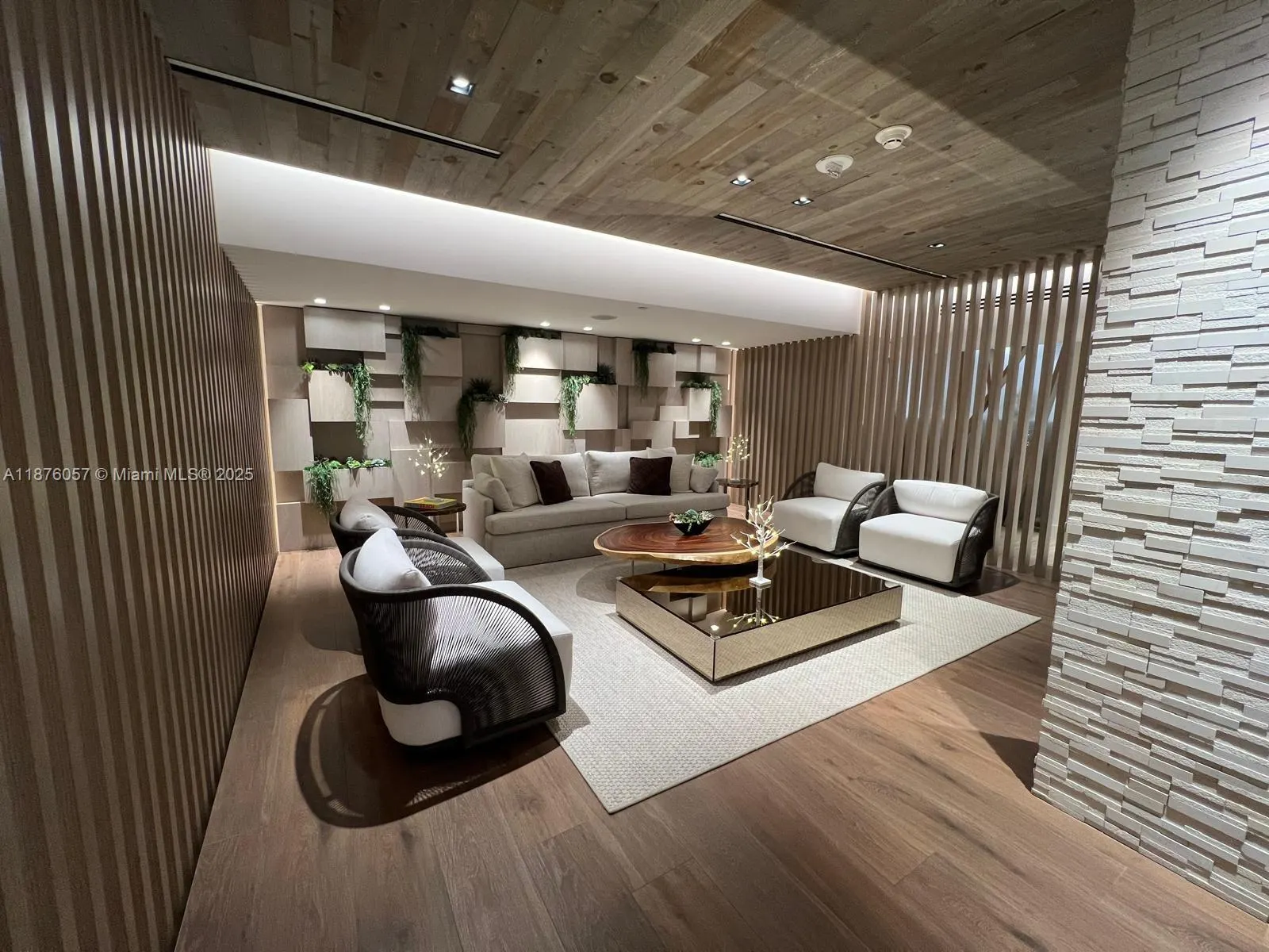 2301 Collins Ave, #632