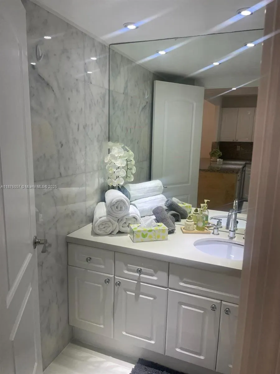 2301 Collins Ave, #632