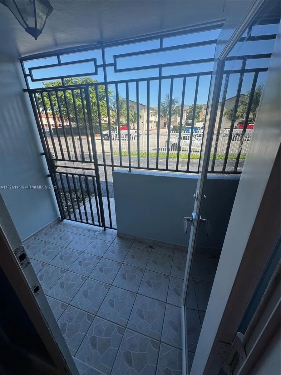 1300 W 41st St, #102