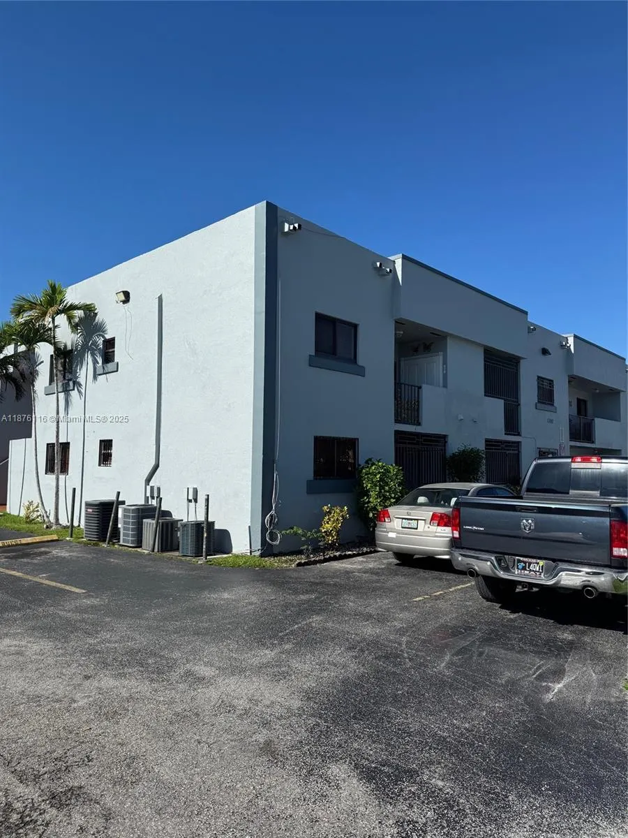 1300 W 41st St, #102