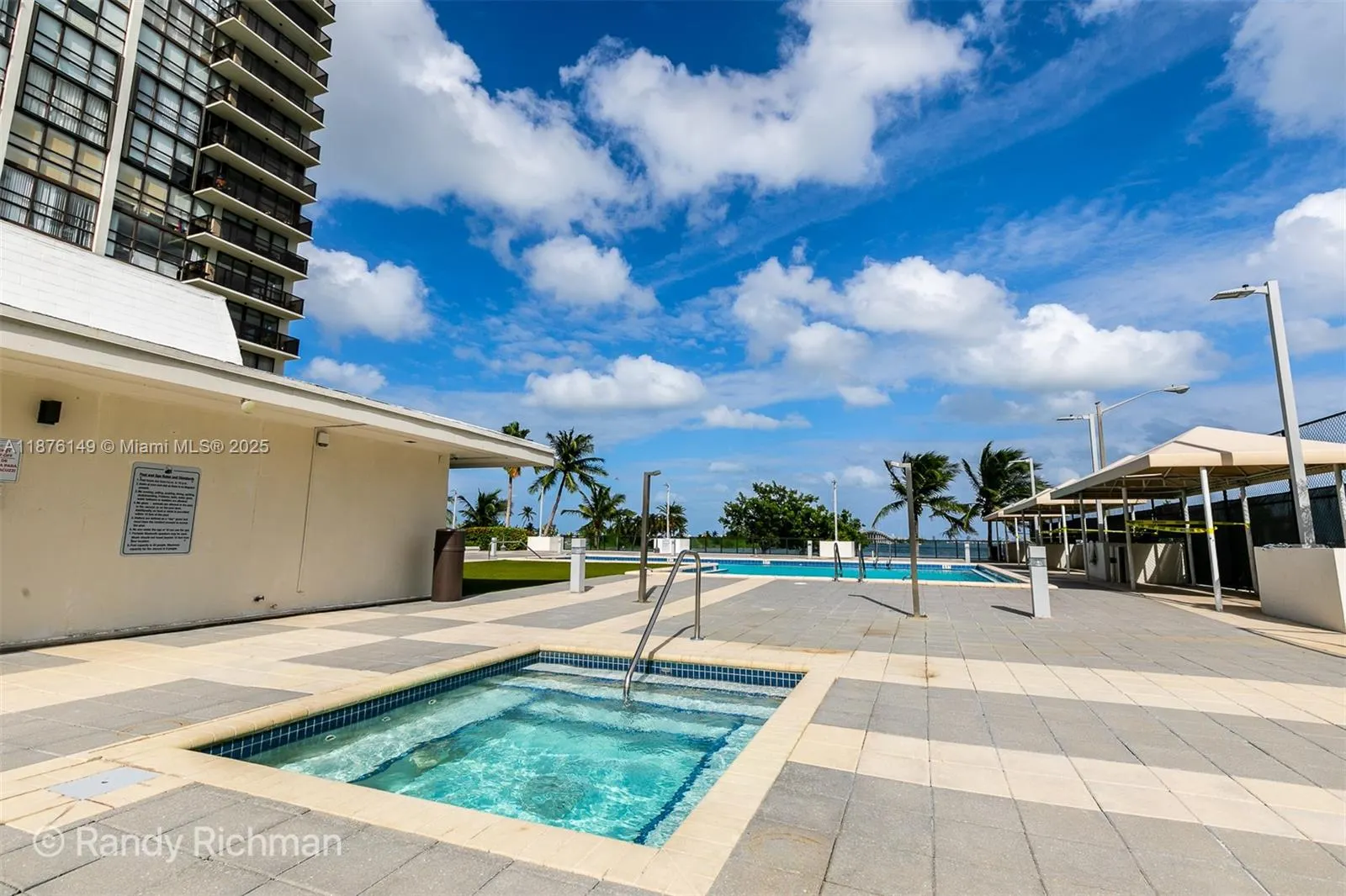 600 NE 36th St, #814
