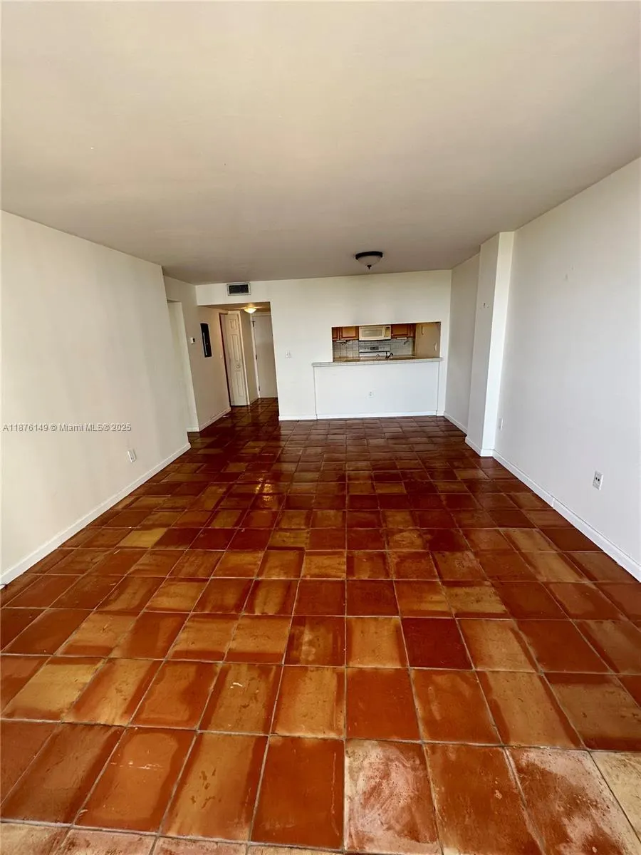 600 NE 36th St, #814