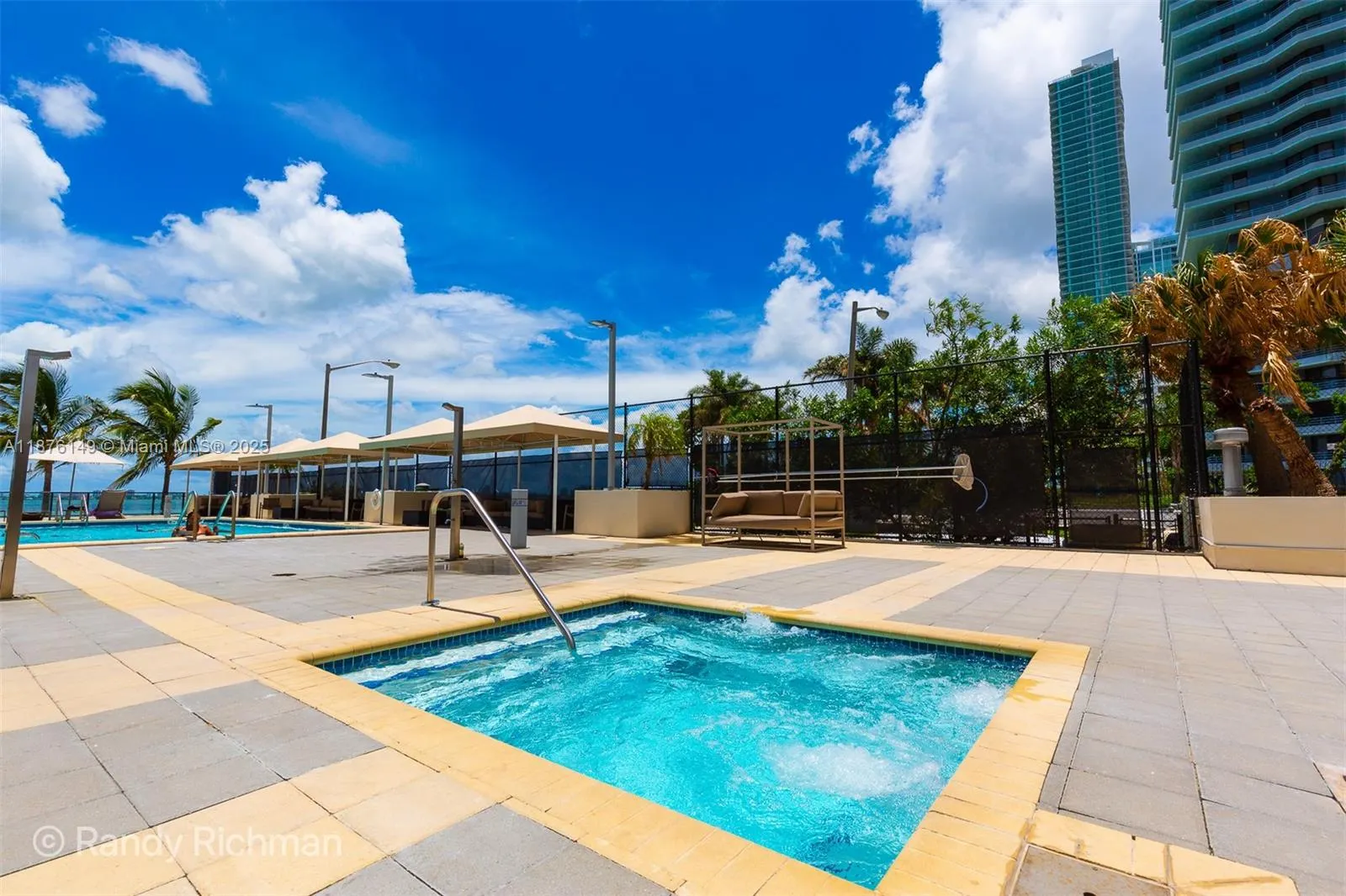 600 NE 36th St, #814