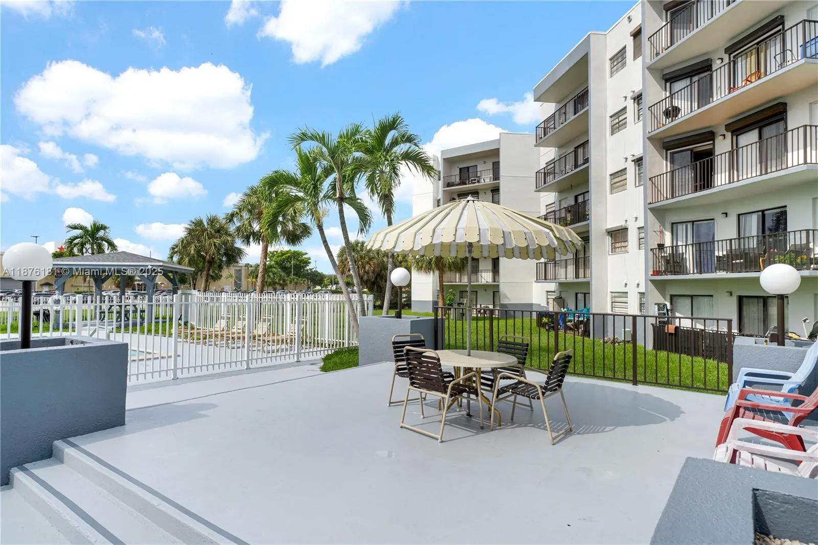 1820 W 53rd St, #201
