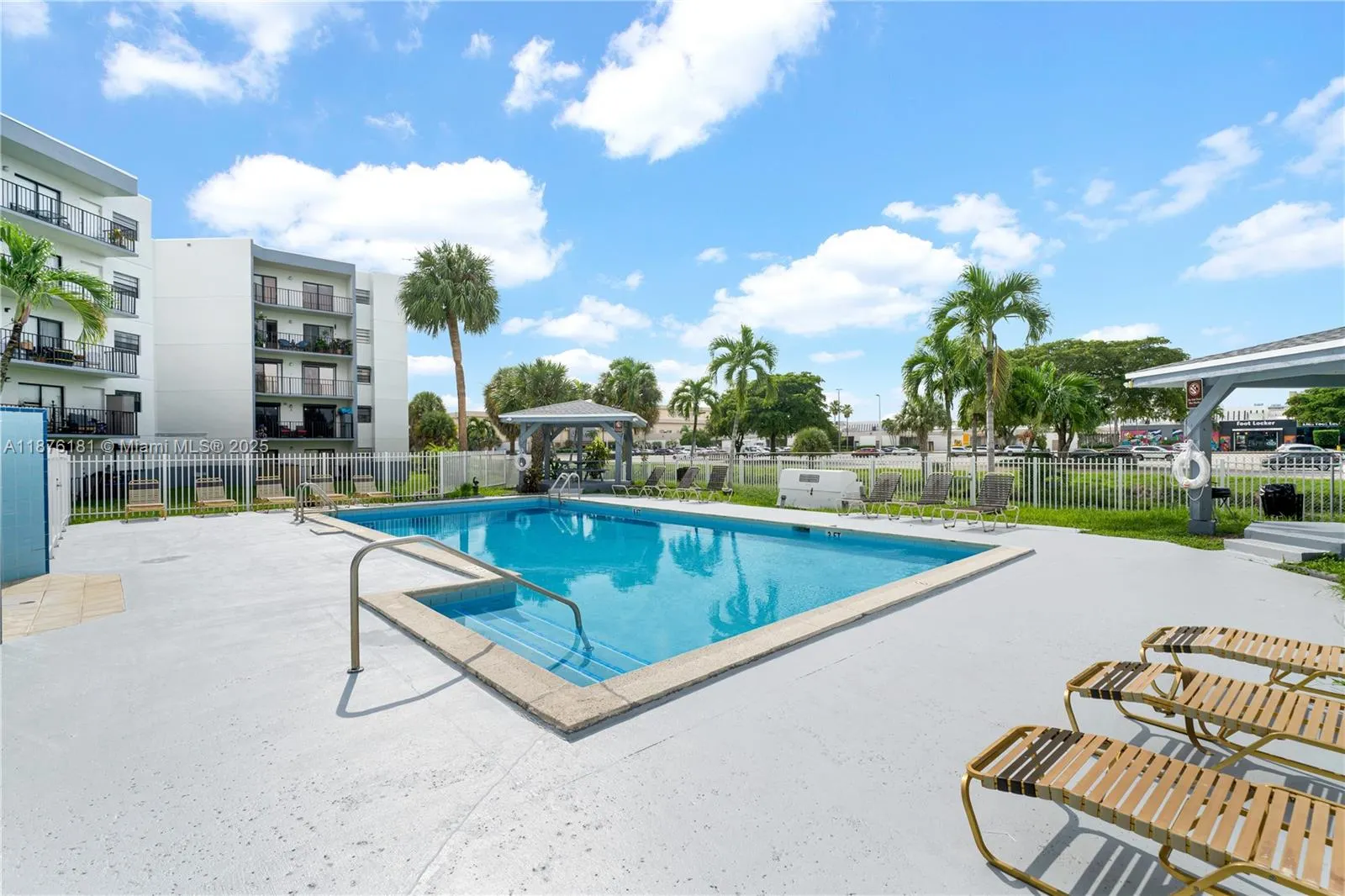 1820 W 53rd St, #201