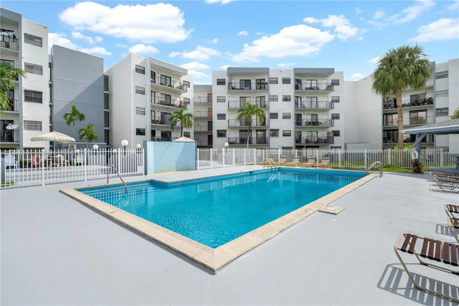 1820 W 53rd St, #201